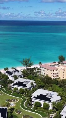 İngiltere 'nin denizaşırı bölgelerindeki Turks ve Caicos' taki Grace Körfezi 'nde. Karayip silueti. Plaj manzarası. Highrise Binaları. İngiltere 'deki Grace Körfezi. Doğa Arkaplanı