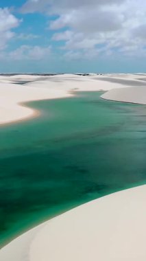 Lencois Maranhenses Maranhao Brezilya 'daki Atins' te Skyline 'da. Tatlı Su Gölleri Peyzajı. Kum tepeleri manzarası. Lencois Maranhens Maranhao 'da Skyline' da. Turizm Seyahati. Doğa Deniz Burnu. Plaj Arkaplanı.