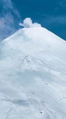 Los Lagos Şili 'deki Pucon' da Villarrica Volkanı. Volkan Sahnesi. Kar Tepeli Dağ. Doğa Havası Manzarası. Pucon Şili. Kış manzarası. Villarrica Volkanı Los Lagos Şili 'deki Pucon' da.