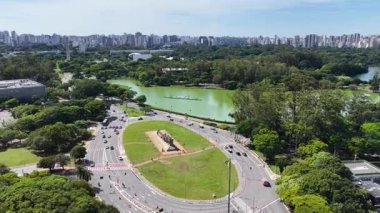 Sao Paulo Skyline Sao Paulo Brezilya 'da. Ibirapuera Parkı. Highrise Binaları. Doğa manzarası. Sao Paulo Skyline Brezilya 'da. Şaşılacak şey. Eğlence Parkı Peyzajı.