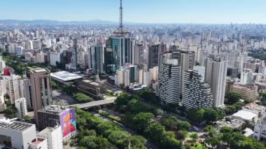 Sao Paulo Skyline Sao Paulo Brezilya 'da. Freeway Yolu. Highrise Binaları. Şehir merkezinde. Sao Paulo Skyline Brezilya 'da. Landmark Bulvarı. Büyük şehir manzarası.
