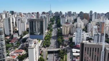 Sao Paulo Skyline Sao Paulo Brezilya 'da. Freeway Yolu. Highrise Binaları. Şehir merkezinde. Sao Paulo Skyline Brezilya 'da. Landmark Bulvarı. Büyük şehir manzarası.