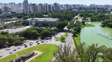 Sao Paulo Brezilya 'daki Ibirapuera Parkı. Eğlence Parkı. Highrise Binaları. Güzel Skyline. Sao Paulo Brezilya 'daki Ibirapuera Parkı. Sao Paulo 'nun Mucizeleri. Eğlence Parkı.