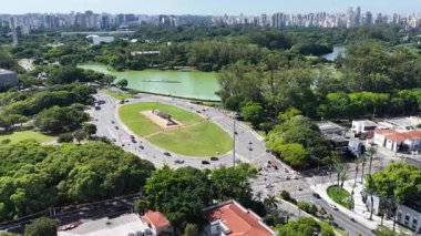 Sao Paulo Brezilya 'daki Ibirapuera Parkı. Eğlence Parkı. Highrise Binaları. Güzel Skyline. Sao Paulo Brezilya 'daki Ibirapuera Parkı. Sao Paulo 'nun Mucizeleri.