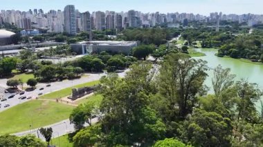 Sao Paulo Skyline Sao Paulo Brezilya 'da. Ibirapuera Parkı. Highrise Binaları. Doğa manzarası. Sao Paulo Skyline Brezilya 'da. Şaşılacak şey. Eğlence Parkı Peyzajı.