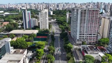 Sao Paulo Brezilya 'da 23Rd Bulvarı. Highrise Binaları. Şehir merkezinde. Freeway Yolu. Sao Paulo Brezilya 'da 23Rd Bulvarı. Güzel şehir manzarası. Sao Paulo Brezilya.