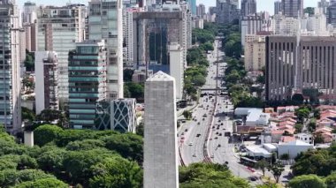 Sao Paulo Brezilya 'da 23Rd Bulvarı. Freeway Yolu. Dikilitaş Anıtı. Şehir merkezinde. Sao Paulo Brezilya 'da 23Rd Bulvarı. Landmark Bulvarı. Sao Paulo Brezilya.