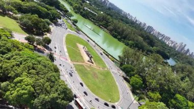 Sao Paulo Brezilya 'daki Ibirapuera Parkı. Eğlence Parkı. Highrise Binaları. Güzel Skyline. Sao Paulo Brezilya 'daki Ibirapuera Parkı. Sao Paulo 'nun Mucizeleri.