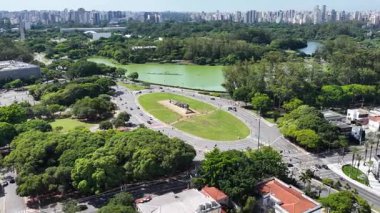 Sao Paulo Skyline Sao Paulo Brezilya 'da. Ibirapuera Parkı. Highrise Binaları. Doğa manzarası. Sao Paulo Skyline Brezilya 'da. Şaşılacak şey. Eğlence Parkı Peyzajı.