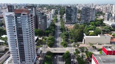 Sao Paulo Brezilya 'da 23Rd Bulvarı. Freeway Yolu. Highrise Binaları. Şehir merkezinde. Sao Paulo Brezilya 'da 23Rd Bulvarı. Landmark Bulvarı. Sao Paulo Brezilya.