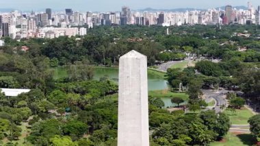 Sao Paulo Brezilya 'daki Ibirapuera Parkı. Eğlence Parkı. Highrise Binaları. Güzel Skyline. Sao Paulo Brezilya 'daki Ibirapuera Parkı. Sao Paulo 'nun Mucizeleri. Eğlence Parkı.