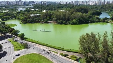 Sao Paulo Skyline Sao Paulo Brezilya 'da. Ibirapuera Parkı. Highrise Binaları. Doğa manzarası. Sao Paulo Skyline Brezilya 'da. Şaşılacak şey. Eğlence Parkı Peyzajı.