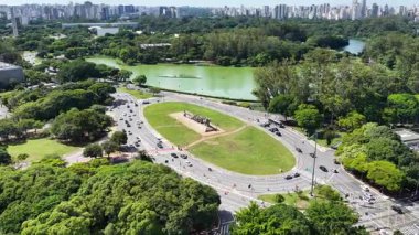 Sao Paulo Brezilya 'daki Ibirapuera Parkı. Eğlence Parkı. Highrise Binaları. Güzel Skyline. Sao Paulo Brezilya 'daki Ibirapuera Parkı. Sao Paulo 'nun Mucizeleri. Eğlence Parkı.