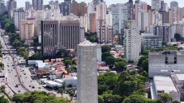 Sao Paulo Brezilya 'da 23Rd Bulvarı. Freeway Yolu. Dikilitaş Anıtı. Şehir merkezinde. Sao Paulo Brezilya 'da 23Rd Bulvarı. Landmark Bulvarı. Sao Paulo Brezilya.