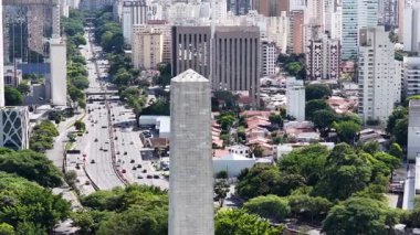 Sao Paulo Brezilya 'da 23Rd Bulvarı. Freeway Yolu. Dikilitaş Anıtı. Şehir merkezinde. Sao Paulo Brezilya 'da 23Rd Bulvarı. Landmark Bulvarı. Sao Paulo Brezilya.