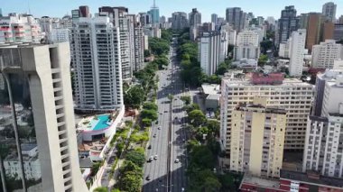 Sao Paulo Skyline Sao Paulo Brezilya 'da. Freeway Yolu. Highrise Binaları. Şehir merkezinde. Sao Paulo Skyline Brezilya 'da. Landmark Bulvarı. Büyük şehir manzarası.
