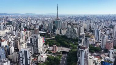 Sao Paulo Skyline Sao Paulo Brezilya 'da. Freeway Yolu. Highrise Binaları. Şehir merkezinde. Sao Paulo Skyline Brezilya 'da. Landmark Bulvarı. Büyük şehir manzarası.