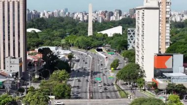 Sao Paulo Brezilya 'da 23Rd Bulvarı. Freeway Yolu. Dikilitaş Anıtı. Şehir merkezinde. Sao Paulo Brezilya 'da 23Rd Bulvarı. Landmark Bulvarı. Sao Paulo Brezilya.