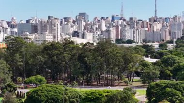 Sao Paulo Skyline Sao Paulo Brezilya 'da. Ibirapuera Parkı. Highrise Binaları. Doğa manzarası. Sao Paulo Skyline Brezilya 'da. Şaşılacak şey. Eğlence Parkı Peyzajı.