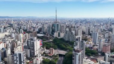 Sao Paulo Brezilya 'da 23Rd Bulvarı. Freeway Yolu. Highrise Binaları. Şehir merkezinde. Sao Paulo Brezilya 'da 23Rd Bulvarı. Landmark Bulvarı. Sao Paulo Brezilya.