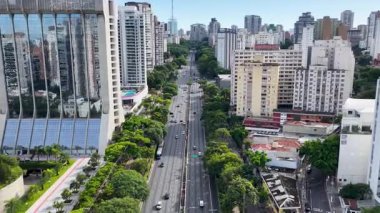Sao Paulo Skyline Sao Paulo Brezilya 'da. Freeway Yolu. Highrise Binaları. Şehir merkezinde. Sao Paulo Skyline Brezilya 'da. Landmark Bulvarı. Büyük şehir manzarası.
