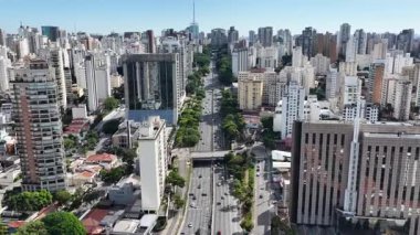 Sao Paulo Brezilya 'da 23Rd Bulvarı. Highrise Binaları. Şehir merkezinde. Freeway Yolu. Sao Paulo Brezilya 'da 23Rd Bulvarı. Güzel şehir manzarası. Sao Paulo Brezilya.