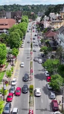 Gramado Brezilya. Rio Grande Do Sul Brezilya 'daki Gramado Bulvarı' nda. Çarpıcı şehir manzarası. Konut evleri. Yeşil Vadi Dağları. Rio Grande Do Sul Brezilya 'da Gramado' da Landmark Caddesi.