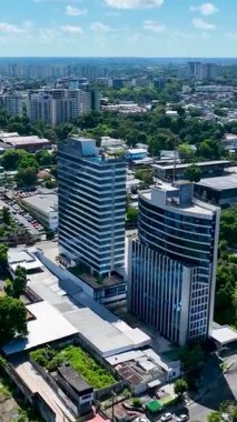 Manaus Brezilya şehir merkezi. Amazon Nehri ve Amazon Ormanı yakınlarındaki Amazonas State 'in başkenti. Tropik bir yer. Tropik seyahat. Turizm simgesi. Manaus Brezilya şehir merkezindeki açık şehir manzarası.