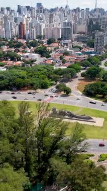 Sao Paulo Brezilya şehir merkezindeki Ibirapuera parkı yakınlarındaki bayrak anıtı. Ibirapuera parkının çarpıcı manzarası. Şehir merkezindeki Ibirapuera mahallesinin tropik manzarası..
