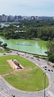 Sao Paulo Skyline Sao Paulo Brezilya 'da. Ibirapuera Parkı. Highrise Binaları. Doğa manzarası. Sao Paulo Skyline Brezilya 'da. Şaşılacak şey. Eğlence Parkı Peyzajı.