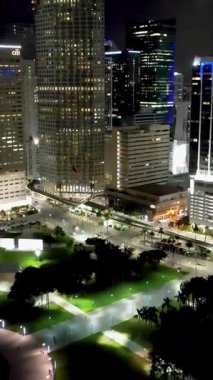 Geceleri Miami silueti. Miami Florida Birleşik Devletleri şehir merkezinin hava gece manzarası. Şehir peyzajı. Miami Florida. Miami Birleşik Devletleri. Şehir merkezinde gece hayatı.