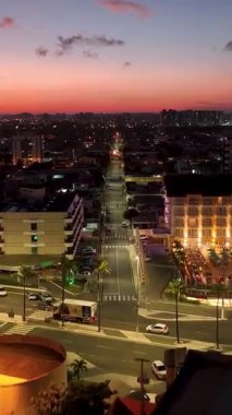 Sergipe Brezilya 'daki Aracaju' daki Atalaia Shore Bulvarı 'nın günbatımı hava manzarası. Seyahat güzergahı. Gün batımı gökyüzü. Günbatımı gökyüzü şehir manzarası. Sahil şehri manzarası. Turuncu arkaplan.