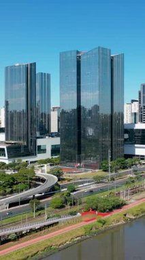 Sao Paulo Brezilya şehir merkezi. Şehir antenleri. - Şehir manzarası işte. Şehir simgesi. Ünlü otoyol ve iş binalarının panoramik manzarası.