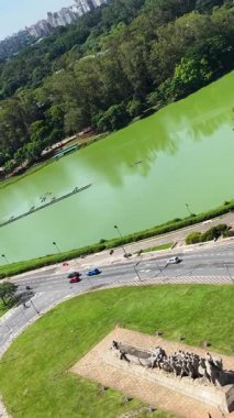 Sao Paulo Brezilya 'daki Ibirapuera Parkı. Eğlence Parkı. Highrise Binaları. Güzel Skyline. Sao Paulo Brezilya 'daki Ibirapuera Parkı. Sao Paulo 'nun Mucizeleri. Eğlence Parkı.