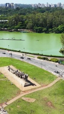 Sao Paulo Brezilya 'daki Ibirapuera Parkı. Eğlence Parkı. Highrise Binaları. Güzel Skyline. Sao Paulo Brezilya 'daki Ibirapuera Parkı. Sao Paulo 'nun Mucizeleri.