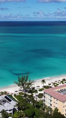 İngiltere 'nin denizaşırı bölgelerindeki Turks ve Caicos adalarında Grace Körfezi Sahili. Deniz Burnu Skyline. Şehir merkezi manzarası. Yaz Gezisi. Turks ve Caicos İngiltere 'deki Grace Bay Sahili. Yükseklik Binaları.