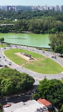 Sao Paulo Skyline Sao Paulo Brezilya 'da. Ibirapuera Parkı. Highrise Binaları. Doğa manzarası. Sao Paulo Skyline Brezilya 'da. Şaşılacak şey. Eğlence Parkı Peyzajı.