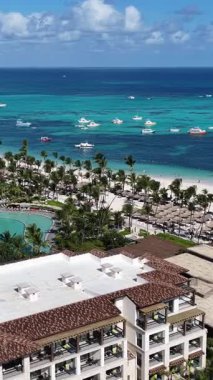 La Altagracia Dominik Cumhuriyeti 'ndeki Punta Cana' da Bavaro Skyline. Paradisiac Peyzaj. Sahildeki Resorts 'ta. Seyahat belgesi. Punta Cana 'daki Bavaro Skyline Dominik Cumhuriyeti.
