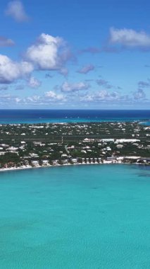 İngiltere 'nin denizaşırı bölgelerindeki Turks ve Caicos Adaları' nda Long Bay. Deniz Burnu Skyline. Şehir merkezi manzarası. Yaz Gezisi. Long Bay Turks ve Caicos İngiltere. Yükseklik Binaları.