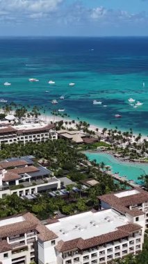 La Altagracia Dominik Cumhuriyeti 'ndeki Punta Cana' da Bavaro Skyline. Paradisiac Peyzaj. Sahildeki Resorts 'ta. Seyahat belgesi. Punta Cana 'daki Bavaro Skyline Dominik Cumhuriyeti.