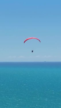 Fortaleza Ceara Brezilya 'daki Paraglider. Idyllic Plajı. Doğa manzarası. Ceara Brezilya. Turizm arka planı. Fortaleza Ceara Brezilya 'daki Paraglider. Gelecek Sahili.