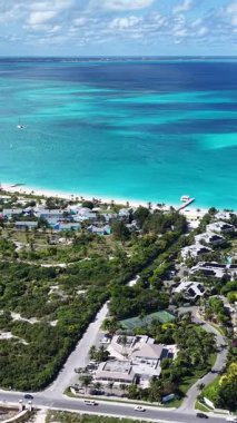 Deniz aşırı bölgelerdeki Providenciales 'teki Grace Körfezi Sahili Turks ve Caicos Adaları. Karayip Sahili. Tropik Manzara. Çarpıcı Yükseliş Binaları. Turks ve Caicos Adalarındaki Grace Körfezi Sahili.