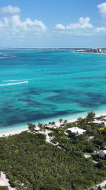 Deniz aşırı bölgelerdeki Providenciales 'teki Mercan Resifi Türkleri ve Caicos Adaları. Plaj manzarası. Mavi Suluboya 'nın tonları. Seyahat güzergahı. Mercan Resifi Doğa Deniz Pelerininde.