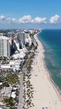 Fort Lauderdale Skyline Florida 'da Fort Lauderdale' de. Şehir Plajı. Bay Water Sahnesi. Şehir merkezinde. Fort Lauderdale Skyline, Florida Birleşik Devletleri. Huzurlu Manzara.