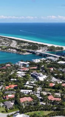 Sunny Isles Skyline, Florida 'daki Sunny Isles Sahili' nde. Manzaralı Yükseliş Binaları. Güzel Skyline. Büyük Şehir Manzarası. Florida 'daki Sunny Isles Sahili' nde Sunny Isles Skyline. Şehir Plajı.