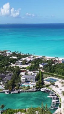 Turks ve Caicos İngiltere 'nin deniz aşırı bölgelerindeki Providenciales' te Skyline 'da. Karayip silueti. Plaj manzarası. Mavi Suluboya 'nın tonları. 