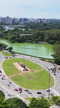 Sao Paulo Brezilya 'daki Ibirapuera Parkı. Eğlence Parkı. Highrise Binaları. Güzel Skyline. Sao Paulo Brezilya 'daki Ibirapuera Parkı. Sao Paulo 'nun Mucizeleri.