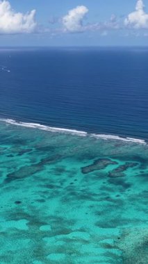 Deniz aşırı bölgelerdeki Providenciales 'teki Mercan Resifi Türkleri ve Caicos Adaları. Plaj manzarası. Mavi Suluboya 'nın tonları. Seyahat güzergahı. Mercan Resifi Doğa Deniz Pelerininde.