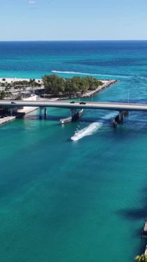 Sunny Isles Skyline, Florida 'daki Sunny Isles Sahili' nde. Plaj manzarası. Şehir merkezinde. Seyahat güzergahı. Florida 'daki Sunny Isles Sahili' nde Sunny Isles Skyline. Doğa Deniz Burnu.