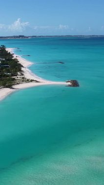 Deniz aşırı bölgelerdeki Providenciales 'teki Leeward Sahili Türkleri ve Caicos Adaları. Plaj manzarası. Mavi Suluboya 'nın tonları. Seyahat güzergahı. Providenciales 'teki Leeward Plajı. Doğa Deniz Burnu.